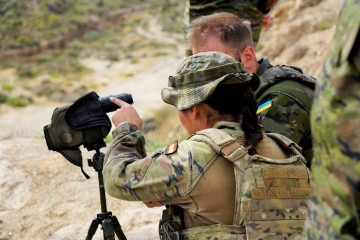 Un militar ucraniano es instruido en operaciones militares en terreno urbano en el marco de la misión de la UE de asistencia militar a Ucrania (EUMAM UA).