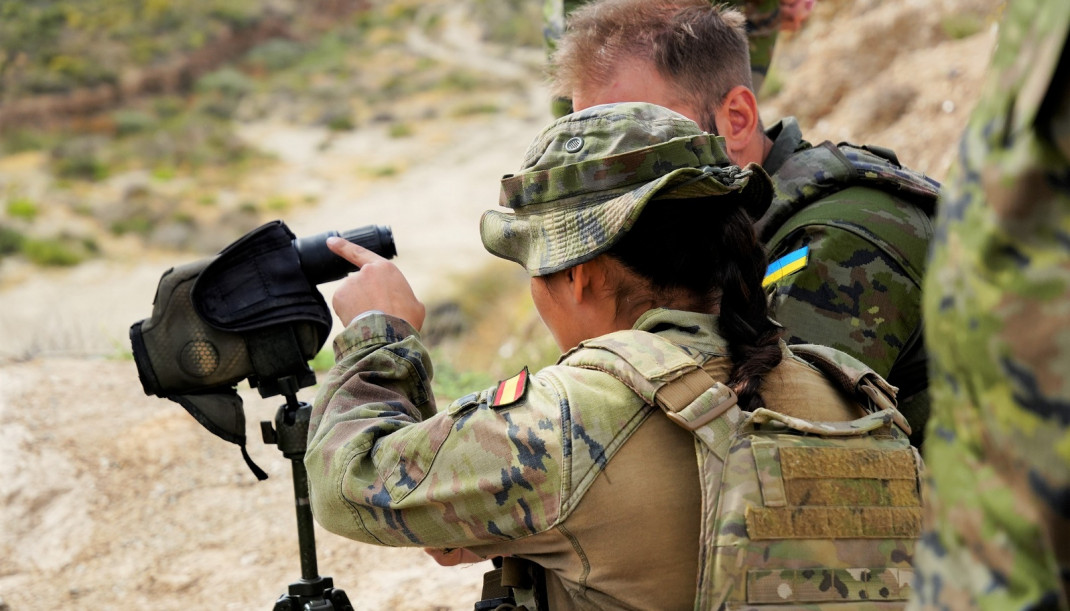 Un militar ucraniano es instruido en operaciones militares en terreno urbano en el marco de la misión de la UE de asistencia militar a Ucrania (EUMAM UA).