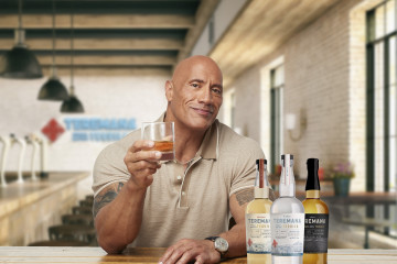 Archivo - El actor Dwayne 'La roca' Johnson y el tequile Teremana