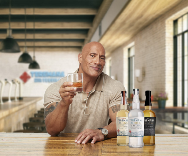 Archivo - El actor Dwayne 'La roca' Johnson y el tequile Teremana