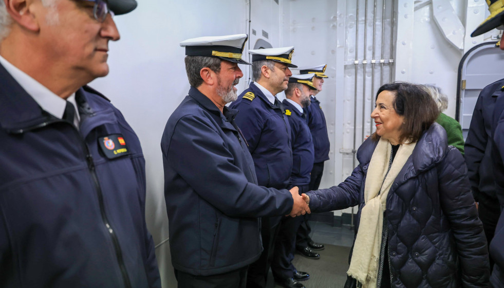 Margarita Robles en el 'Juan Carlos I' en su visita al Grupo Anfibio y de Proyección de la Flota en Rota.