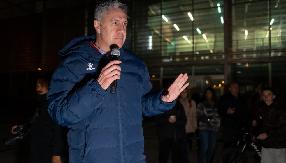 El alcalde de Badalona, Xavier García Albiol, interviene durante una convocatoria con vecinos para abordar la crisis del desalojo del B9, a 22 de diciembre de 2025, en Badalona, Barcelona, Catalunya 