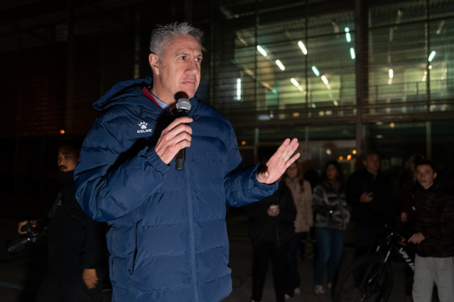 El alcalde de Badalona, Xavier García Albiol, interviene durante una convocatoria con vecinos para abordar la crisis del desalojo del B9, a 22 de diciembre de 2025, en Badalona, Barcelona, Catalunya (España).