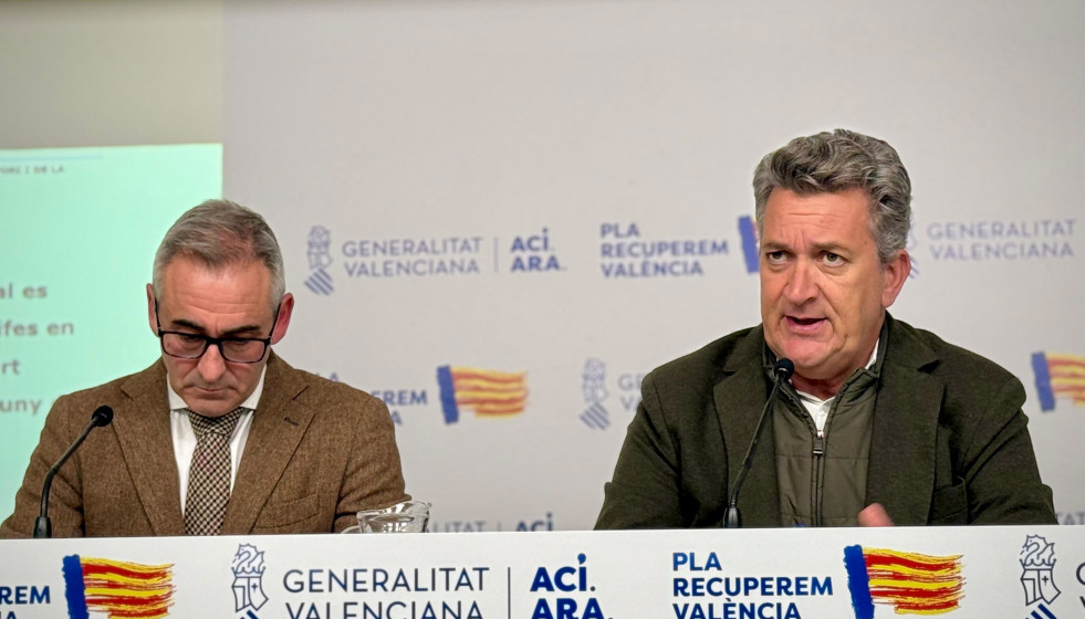 El conseller de Agricultura, Agua, Ganadería y Pesca y portavoz del Consell, Miguel Barrachina, y el vicepresidente tercero, Vicente Martínez Mus, en la rueda de prensa posterior al pleno del Consel