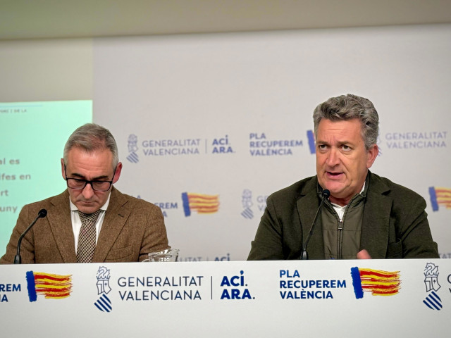 El conseller de Agricultura, Agua, Ganadería y Pesca y portavoz del Consell, Miguel Barrachina, y el vicepresidente tercero, Vicente Martínez Mus, en la rueda de prensa posterior al pleno del Consell de este viernes