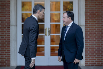 El presidente del Gobierno, Pedro Sánchez (i), y el presidente de la Generalitat valenciana, Juanfran Pérez Llorca (d), durante una reunión, en el Palacio de La Moncloa, a 17 de diciembre de 2025.