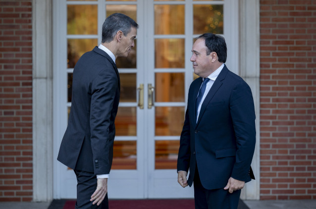 El presidente del Gobierno, Pedro Sánchez (i), y el presidente de la Generalitat valenciana, Juanfran Pérez Llorca (d), durante una reunión, en el Palacio de La Moncloa, a 17 de diciembre de 2025.