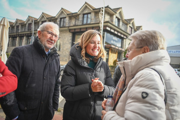 La candidata socialista a las elecciones autonómicas del 8F, Pilar Alegría, en un momento de su visita este sábado a la localidad altoaragonesa de Sabiñánigo.