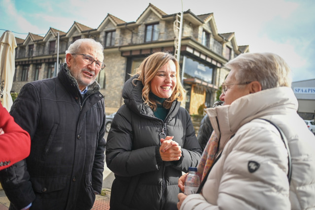 La candidata socialista a las elecciones autonómicas del 8F, Pilar Alegría, en un momento de su visita este sábado a la localidad altoaragonesa de Sabiñánigo.