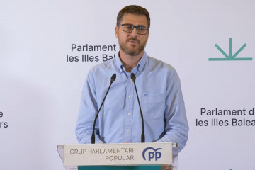 Archivo - El portavoz del PP en el Parlament, Sebastià Sagreras, en rueda de prensa. Recurso. Archivo.