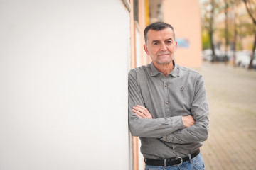 El coordinador federal de IU y candidato de Por Andalucía a la Junta, Antonio Maíllo, posa para una entrevista con Europa Press.