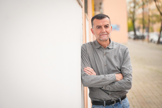 El coordinador federal de IU y candidato de Por Andalucía a la Junta, Antonio Maíllo, posa para una entrevista con Europa Press.