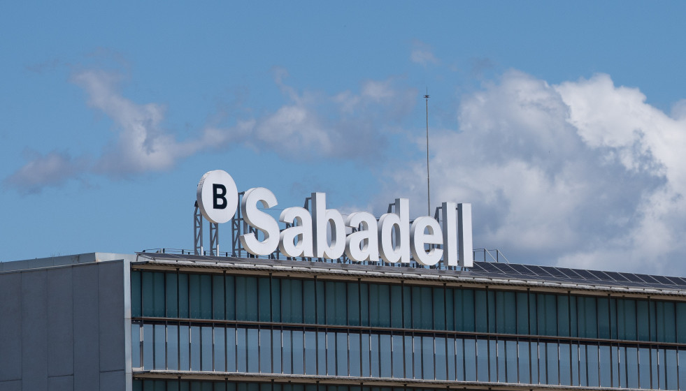 Archivo - Exterior de la sede de Banco Sabadell, a 17 de abril de 2025, en Barcelona, Cataluña (España).