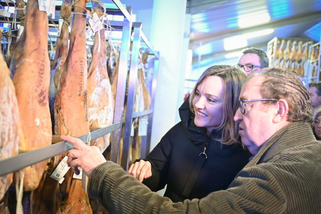 La secretaria general del PSOE Aragón y candidata a la presidencia del Gobierno de Aragón, Pilar Alegría, durante su visita este domingo al secadero Jamones Casa Vieja de Calamocha (Teruel).