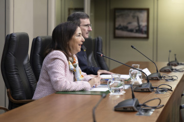 La ministra de Defensa, Margarita Robles, preside una videoconferencia con el personal desplegado en Lituania y Rumanía en misiones OTAN.