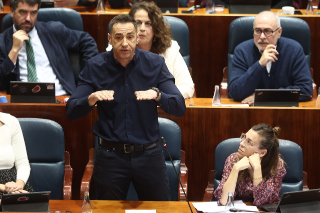 El diputado de Más Madrid en la Asamblea de Madrid Emilio Delgado interviene durante una sesión plenaria en la Asamblea de Madrid, a 11 de diciembre de 2025, en Madrid (España).