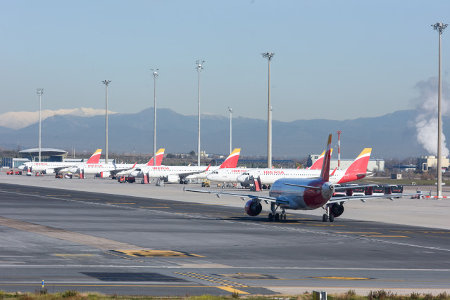 Archivo - Aviones aparcados en las pistas durante el último día de la huelga del servicio de handling de Iberia, en el aeropuerto Adolfo Suárez Madrid-Barajas, a 8 de enero de 2024, en Madrid (España).