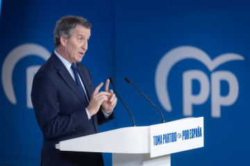 El presidente del Partido Popular, Alberto Núñez Feijóo, comparece ante los medios de comunicación, en la sede nacional del Partido Popular, a 29 de diciembre de 2025, en Madrid (España).