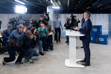 El presidente del Partido Popular, Alberto Núñez Feijóo, comparece ante los medios de comunicación, en la sede nacional del Partido Popular, a 29 de diciembre de 2025, en Madrid (España).