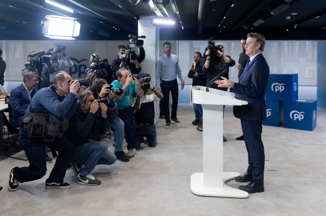 El presidente del Partido Popular, Alberto Núñez Feijóo, comparece ante los medios de comunicación, en la sede nacional del Partido Popular, a 29 de diciembre de 2025, en Madrid (España).