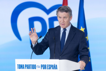 El presidente del Partido Popular, Alberto Núñez Feijóo, comparece ante los medios de comunicación, en la sede nacional del Partido Popular, a 29 de diciembre de 2025, en Madrid (España).