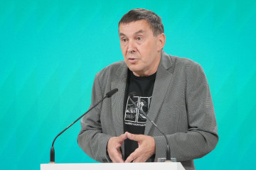Archivo - El secretario general de EH Bildu, Arnaldo Otegi, ofrece una rueda de prensa para realizar un análisis de la situación política, a 3 de julio de 2025, en Donostia-San Sebastián