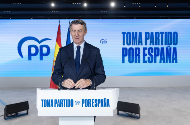 El presidente del Partido Popular, Alberto Núñez Feijóo, comparece ante los medios de comunicación, en la sede nacional del Partido Popular, a 29 de diciembre de 2025, en Madrid (España).