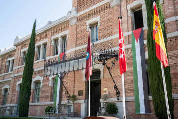 Archivo - Dos banderas de Palestina desplegadas en Casa Árabe, a 28 de mayo de 2024, en Madrid (España)