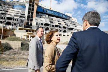 Archivo - La vicepresidenta primera y ministra de Hacienda, María Jesús Montero, a su llegada al hotel de El Algarrobico en Carboneras (Almería) junto al subdelegado de Gobierno, José María Mart�