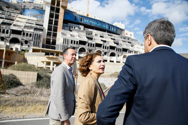 Archivo - La vicepresidenta primera y ministra de Hacienda, María Jesús Montero, a su llegada al hotel de El Algarrobico en Carboneras (Almería) junto al subdelegado de Gobierno, José María Martín.