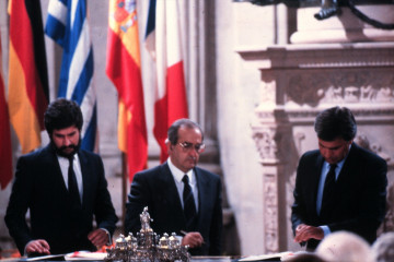 Archivo - Felipe González firma el Trarado de Adhesión de España a las Comunidades Europeas, actual Unión Europea