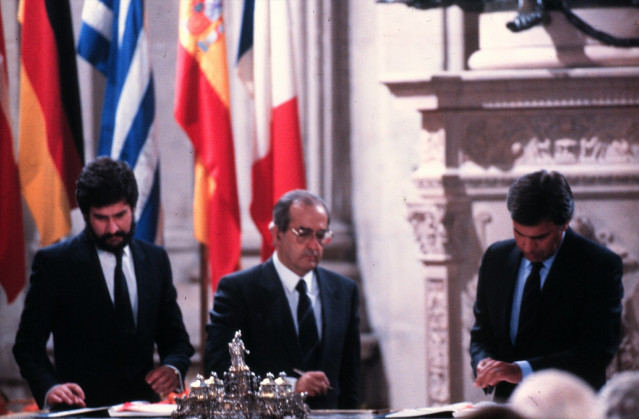 Archivo - Felipe González firma el Trarado de Adhesión de España a las Comunidades Europeas, actual Unión Europea