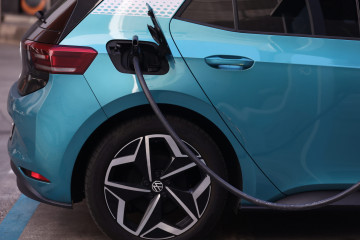 Archivo - Un coche recibe carburante, en una gasolinera.