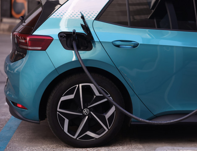 Archivo - Un coche recibe carburante, en una gasolinera.