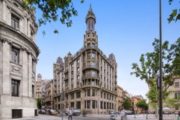 Archivo - Un edificio de oficinas ubicado en el centro de Barcelona.