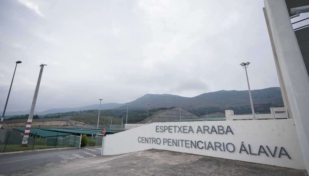 Archivo - Entrada del centro penitenciario Álava, en Zaballa