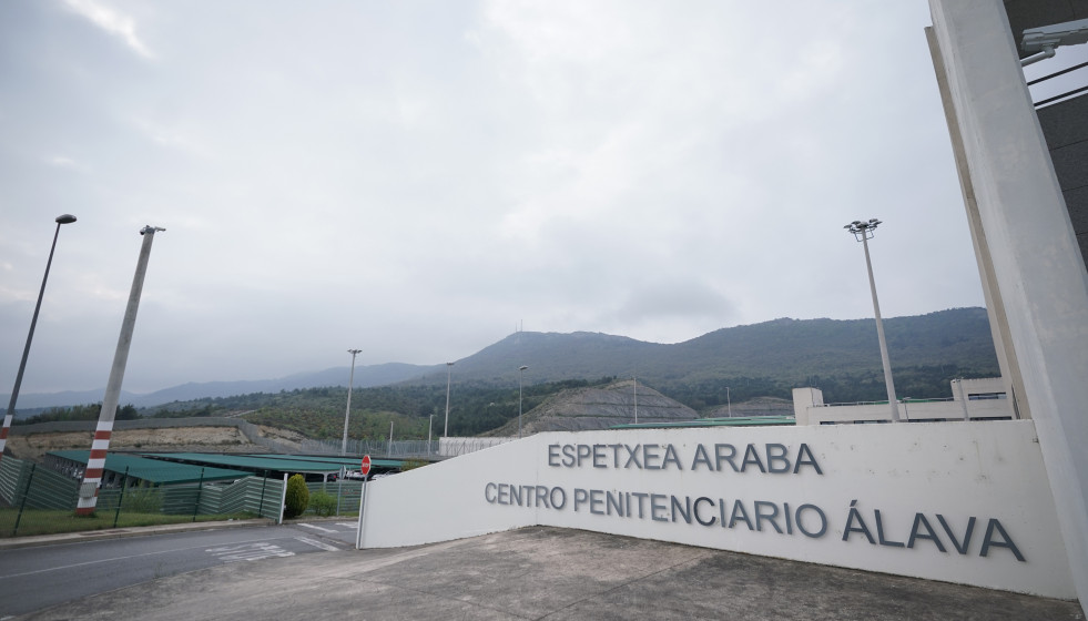 Archivo - Entrada del centro penitenciario Álava, en Zaballa