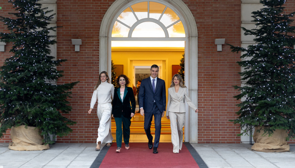 (I-D) La vicepresidenta tercera y ministra para la Transición Ecológica y el Reto Demográfico, Sara Aagesen; la  vicepresidenta primera y ministra de Hacienda, María Jesús Montero; el presidente 