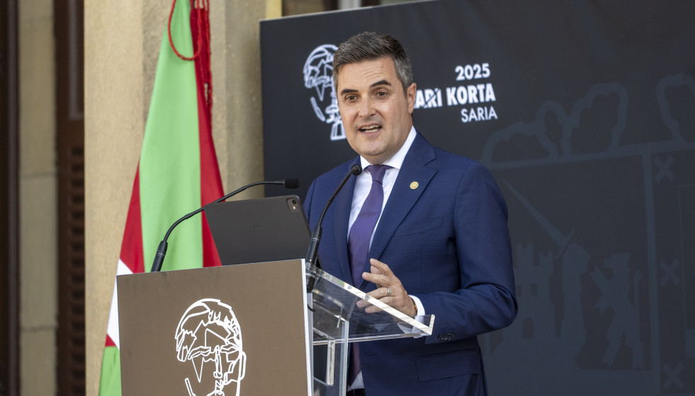 Archivo - El consejero de Industria, Mikel Jauregi, interviene durante el acto de entrega del premio ‘Joxe Mari Korta 2025’, en el Palacio Miramar, a 10 de julio de 2025, en San Sebastián, Guipú