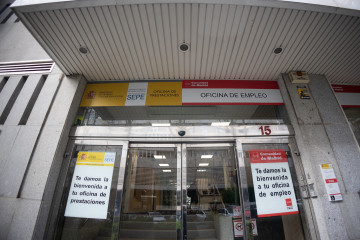 Archivo - Fachada de la oficina del INEM.