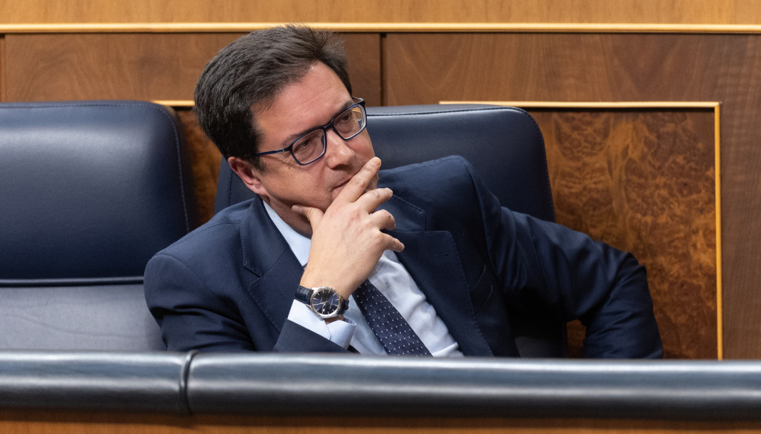 Archivo - El ministro para la Transformación Digital y de la Función Pública, Óscar López, durante una sesión plenaria en el Congreso de los Diputados, en Madrid (España)