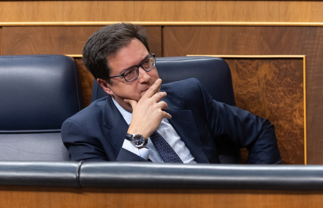 Archivo - El ministro para la Transformación Digital y de la Función Pública, Óscar López, durante una sesión plenaria en el Congreso de los Diputados, en Madrid (España)