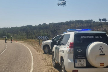Archivo - Coches y un helicóptero de la Guardia Civil en la ZA-100.