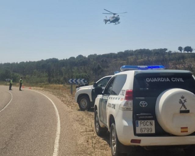 Archivo - Coches y un helicóptero de la Guardia Civil en la ZA-100.