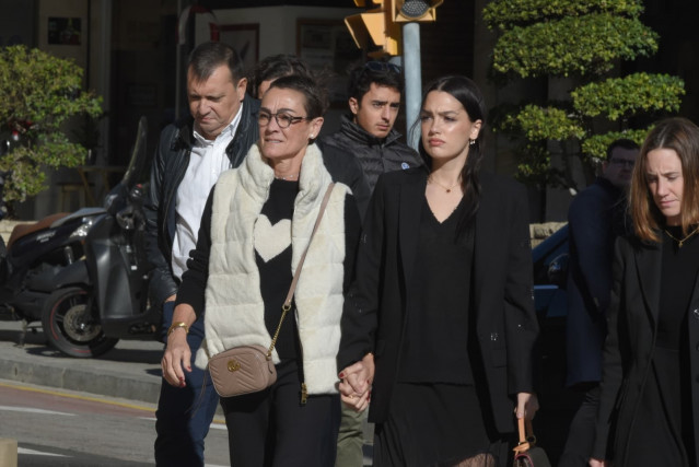 Sol Daurella y su hija, a su llegada al funeral de Carles vilarrubí.