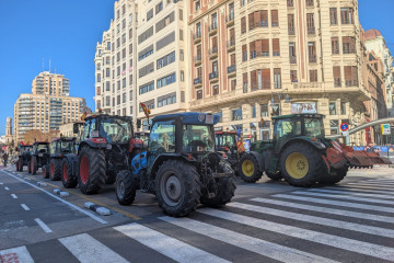 Tractorada convocada por Unaspi en la calle Xàtiva de València