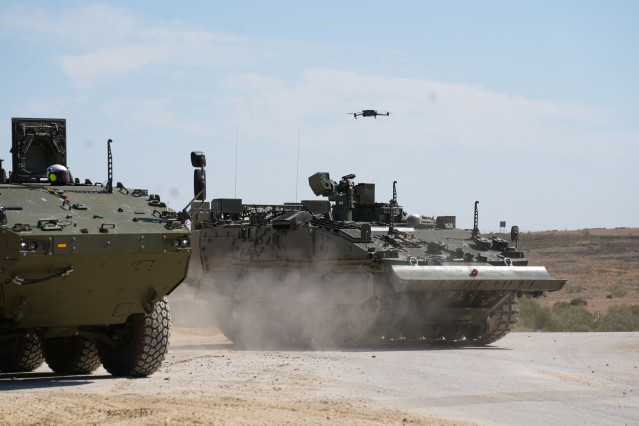 Archivo - Demostración dinámica  de los primeros Vehículos de Combate de Zapadores (VCZAP) “Castor” y Vehículos de Combate de Ruedas (VCR) 8x8 Dragón, que ha presenciado la  ministra de Defensa, Margarita Robles, en la  Fábrica de Santa Bárbara Sistemas,