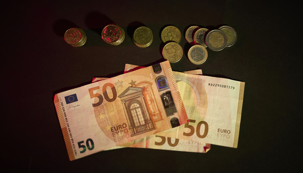 Archivo - Billetes y monedas, a 3 de septiembre de 2025, en Madrid (España).