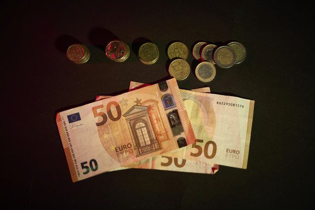 Archivo - Billetes y monedas, a 3 de septiembre de 2025, en Madrid (España).