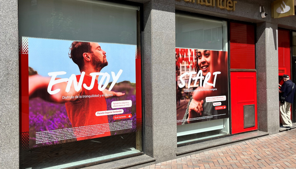 Archivo - Oficina de Banco Santander